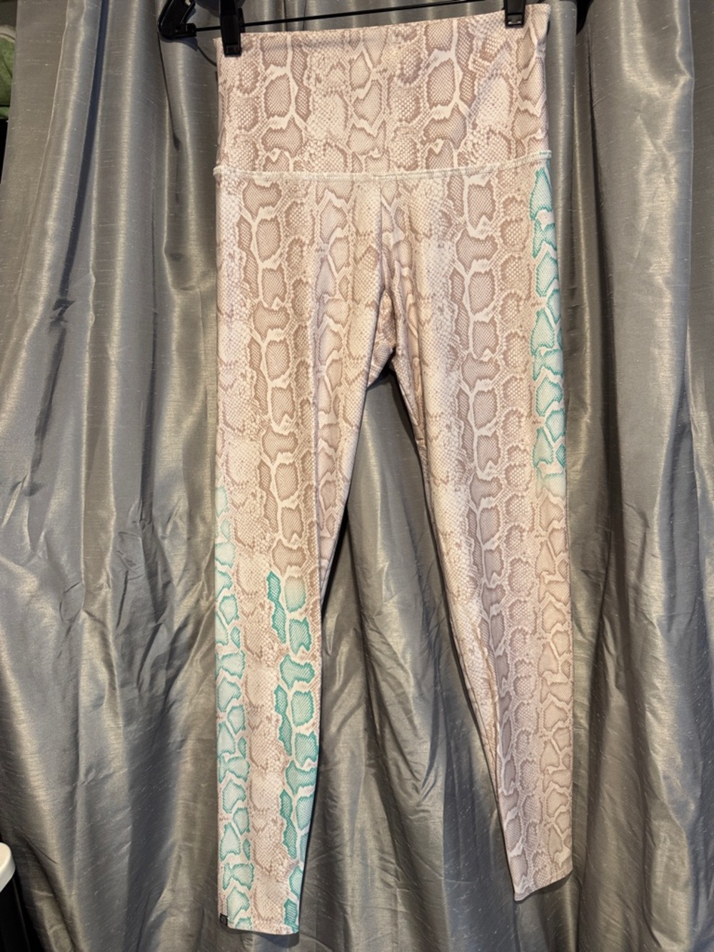 Onzie Snake Print 7/8 Leggings - beige teal size medium